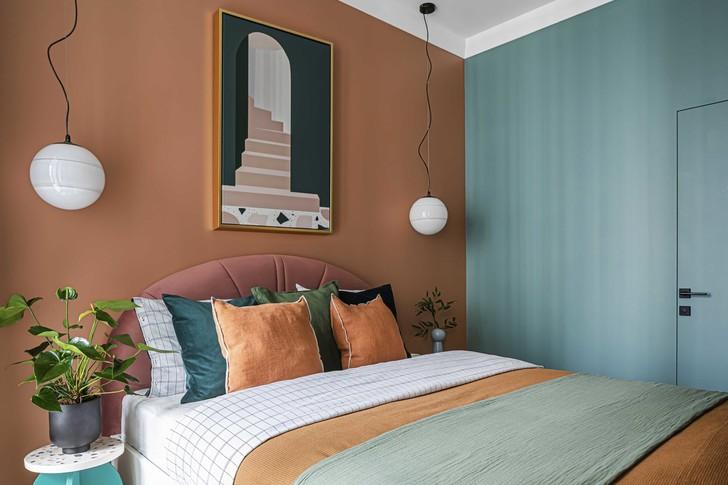 Бирюзовая спальня с оранжевым цветом в интерьере