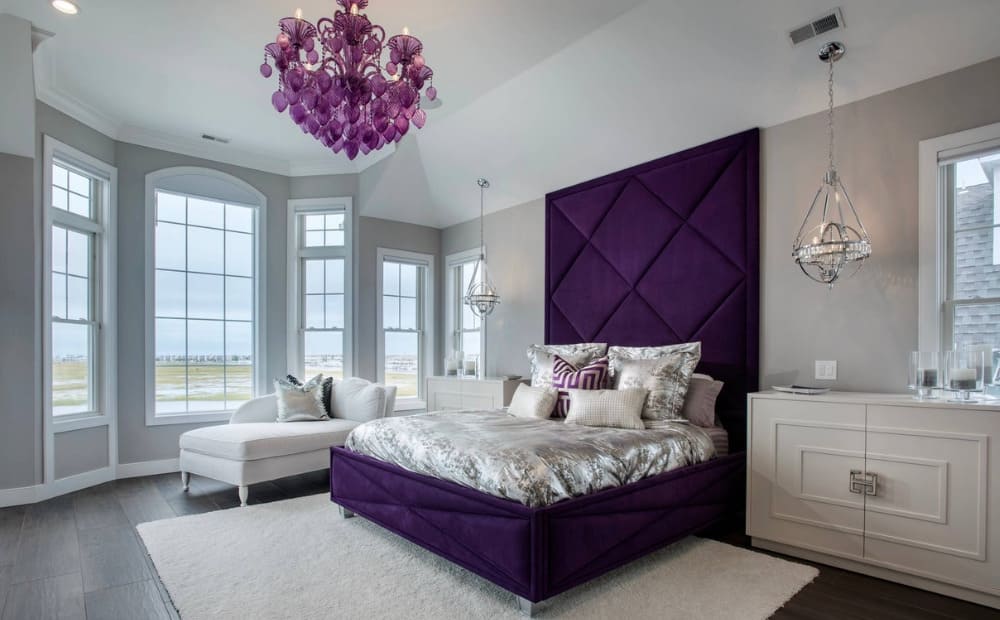 Фиолетовый цвет в интерьере спальне