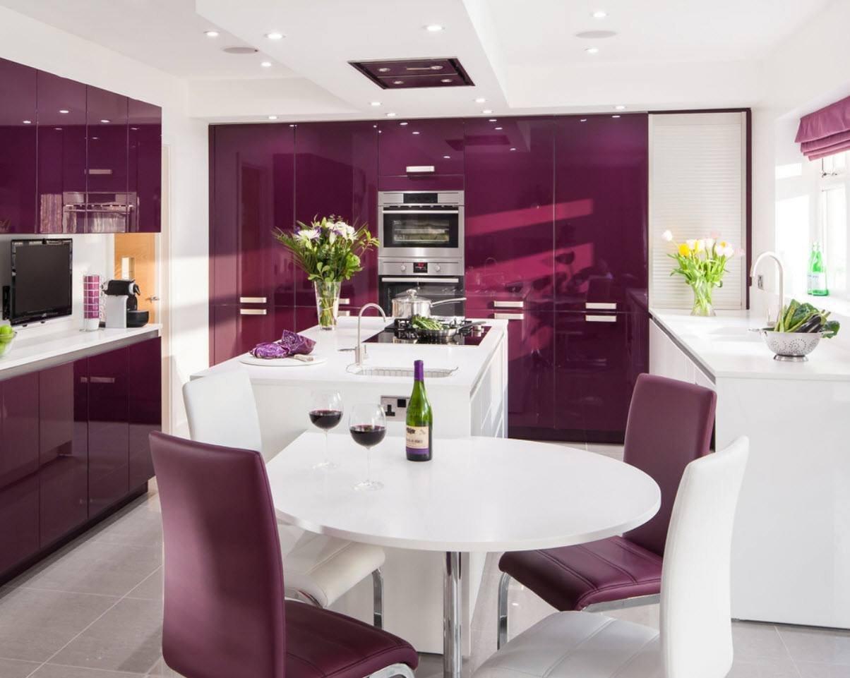 Фиолетовый и белый в интерьере кухни