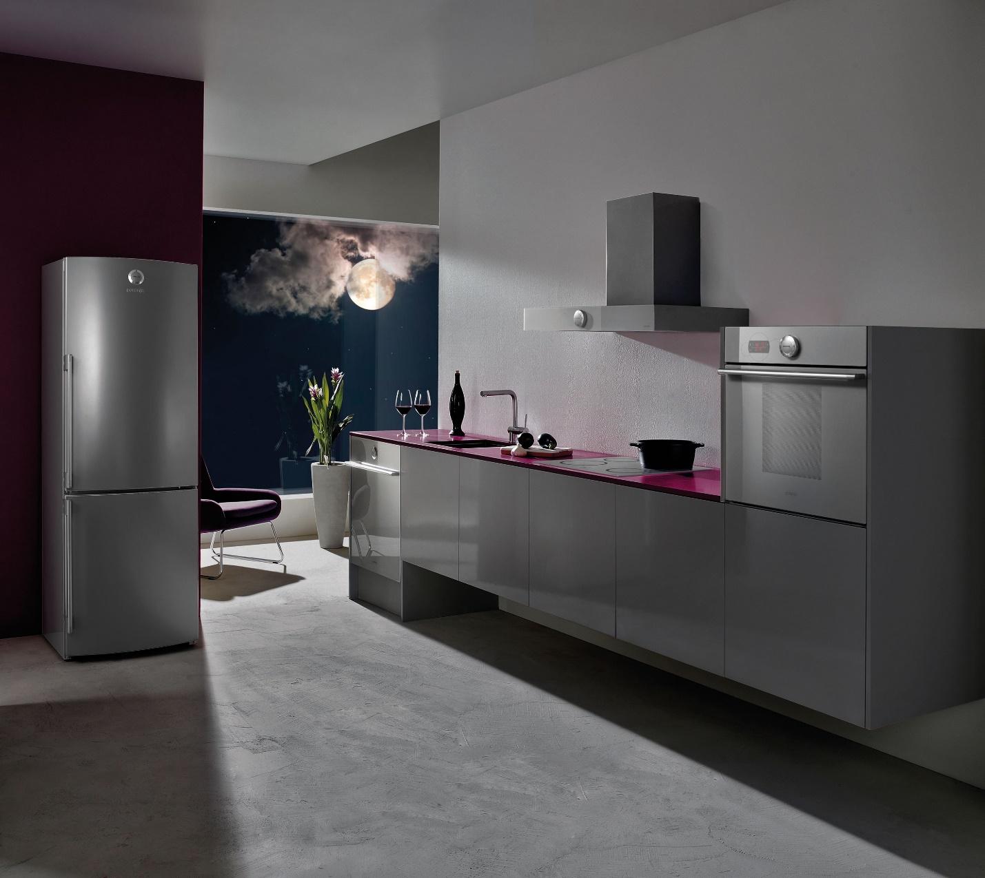Холодильник в едином дизайне на кухне