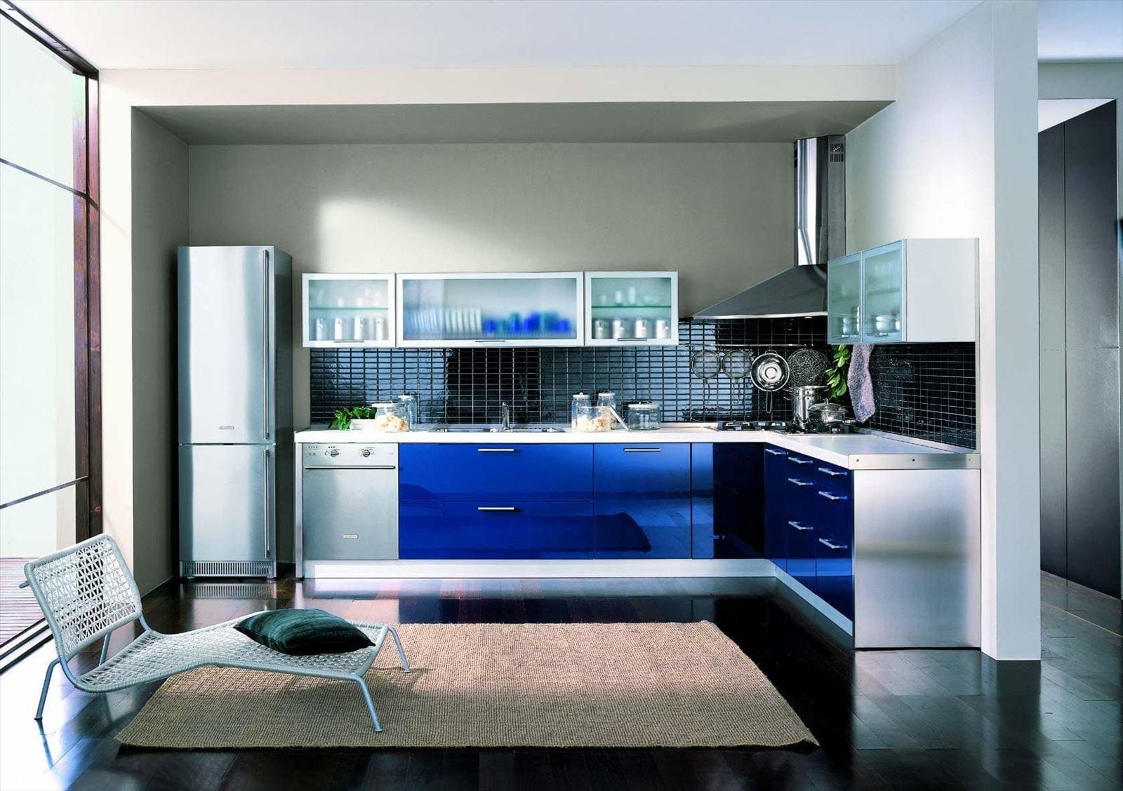 Кухонный гарнитур из синего пластика