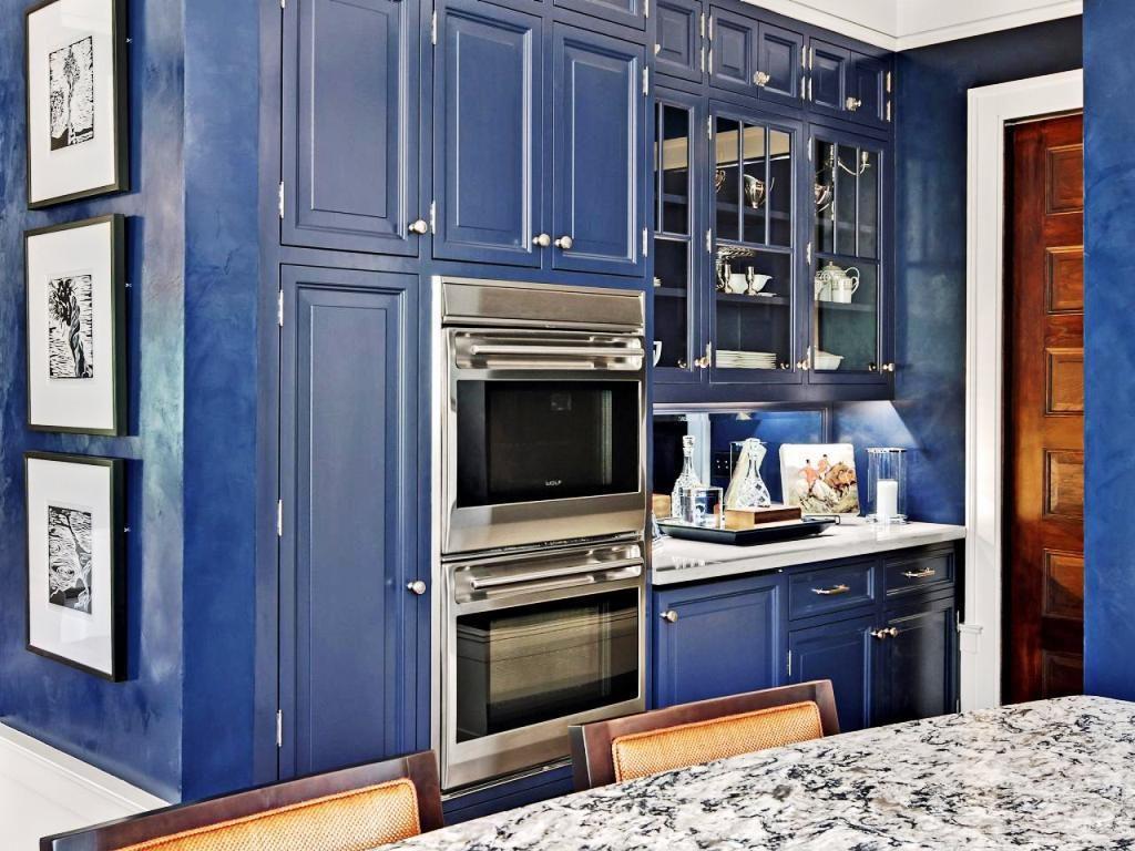 Лаконичный дизайн синей кухни