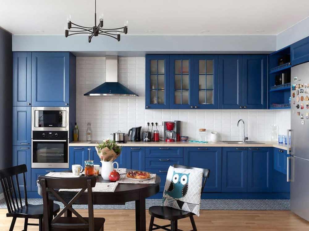 Синяя кухня в интерьере дома